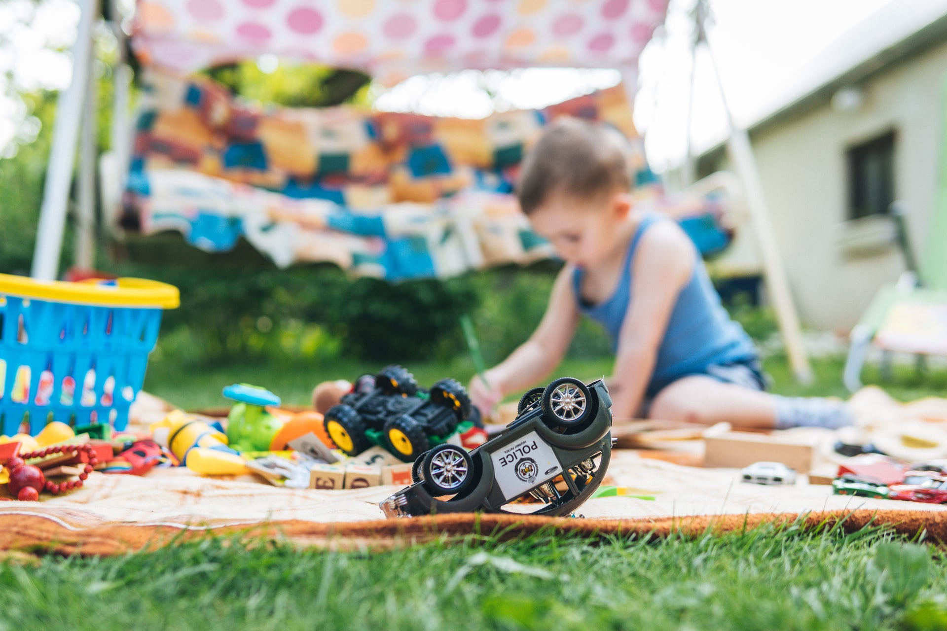 enfant qui joue dans le jardin